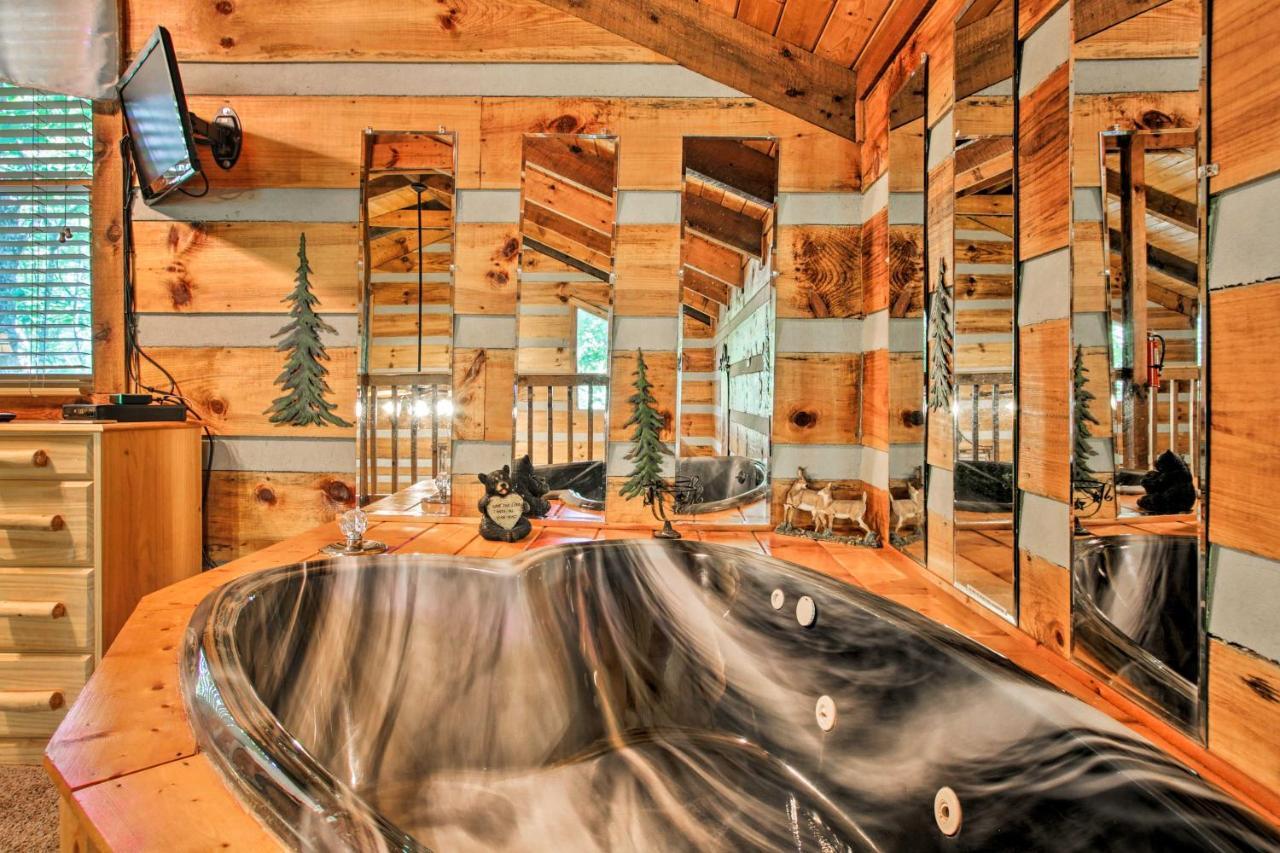 Secluded Forest Cabin, 4 Mi To Downtown Casa vacanze